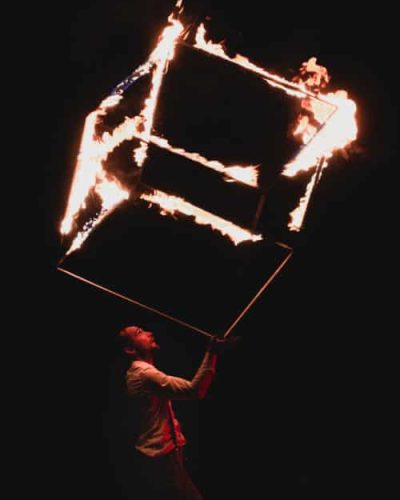 Kum-Kum manipule un cube de feu — spectacle de feu Barna en plein air